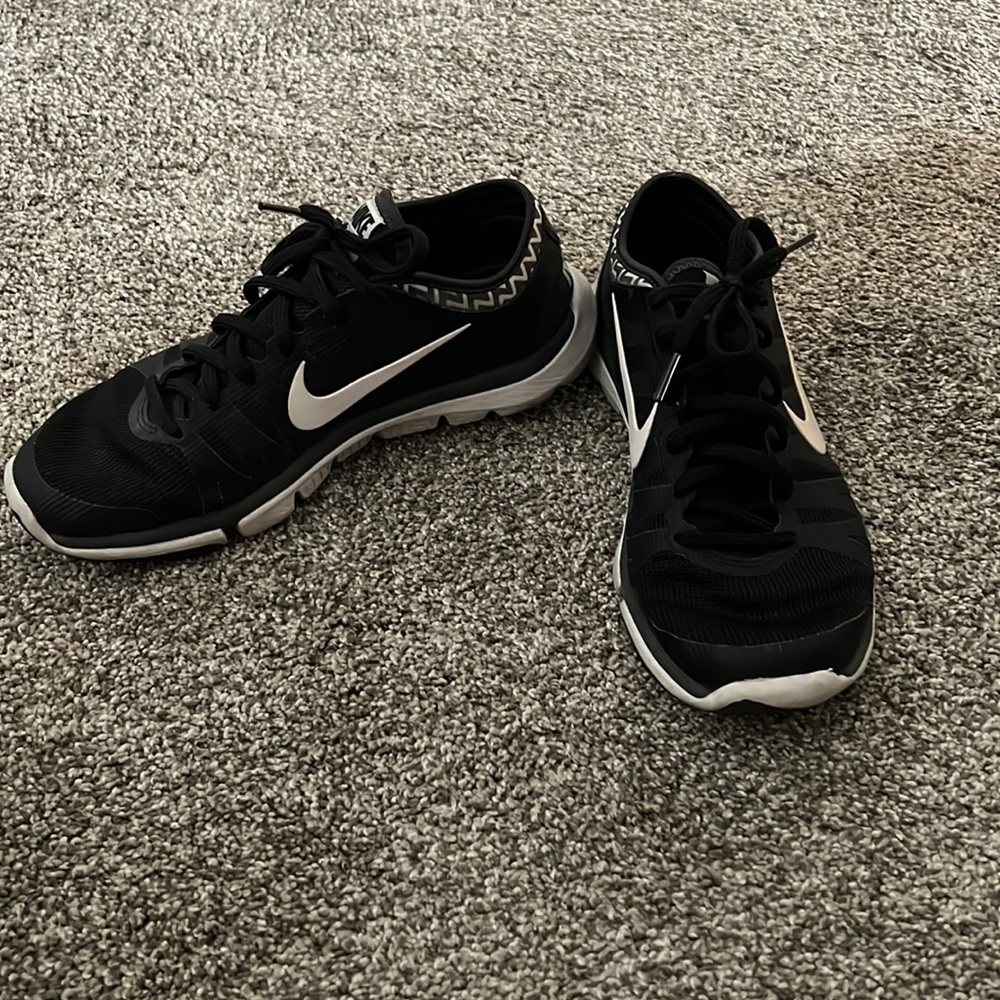 Nike tennis shoes sneakers black and white